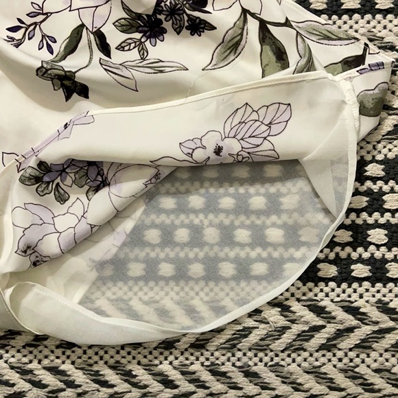 ✨2/20$✨NWOT DYNAMITE V-Neck Graphic Blouse - Picture 4 of 7